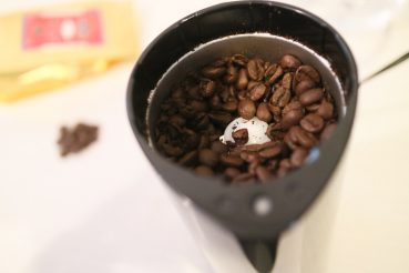 Kalita（カリタ）電動コーヒーミルに豆を投入