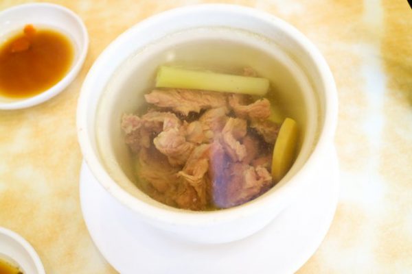 台北グルメ：中正紀念堂「黄龍荘」の牛肉スープ