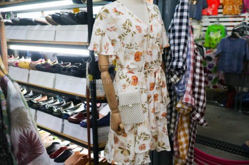 タイ　バンコク旅行　サマゴーン市場　ファッション　服